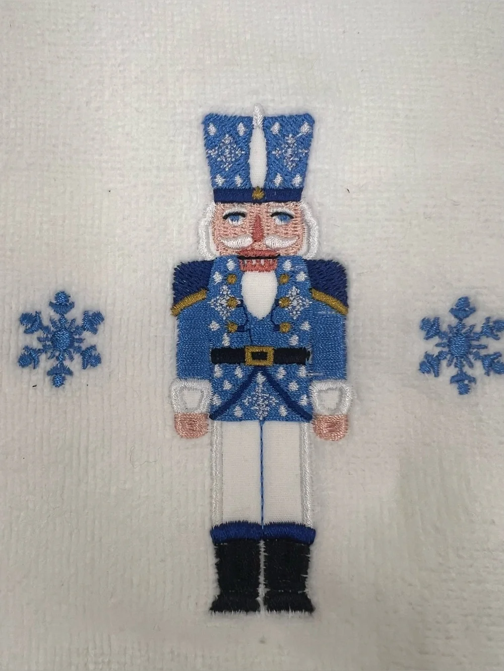 Brand New-Avanti Nutcracker Trellis Hand Towel
